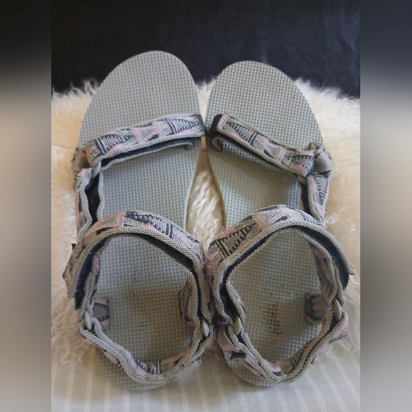TEVA Gray and Pink Patterned Sandals SZ 9 - Picture 3 of 11